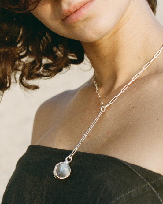 Collier avec sphère ovale en quartz translucide