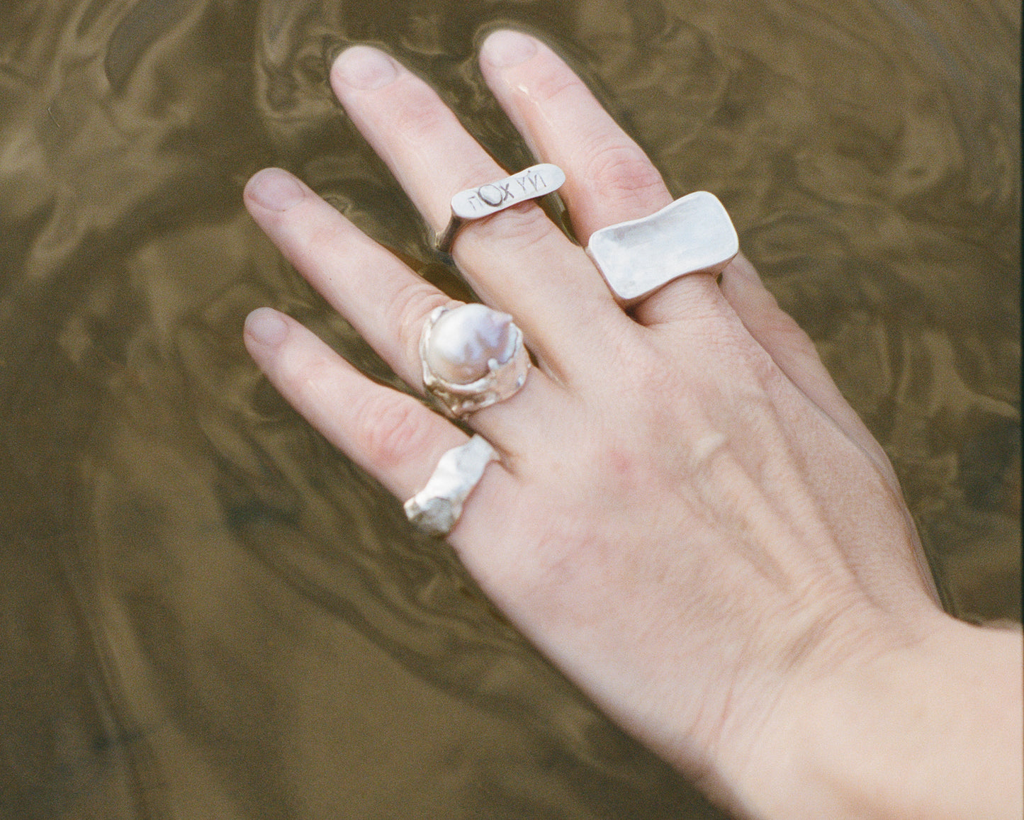 Bague amorphe avec perle baroque grise