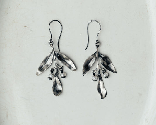 Feuilles Murmurantes : Boucles d'oreilles en Argent Sterling et Perle