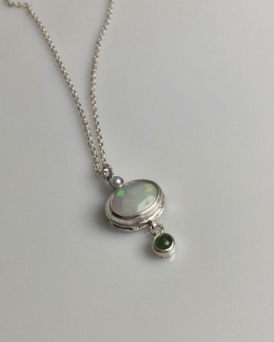 Pendentif en opale avec une petite perle et un charm en jade