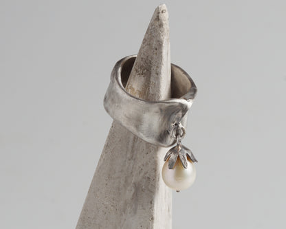 Organic Form Pearl Charm Ring