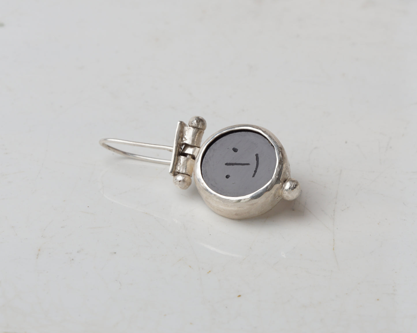 Face 404 monoearring