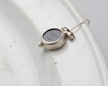 Face 404 monoearring