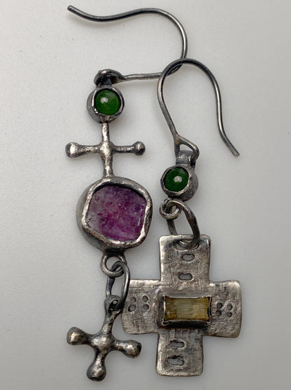 Charmes éclectiques Boucles d'oreilles en argent avec jade, rubis et scapolite