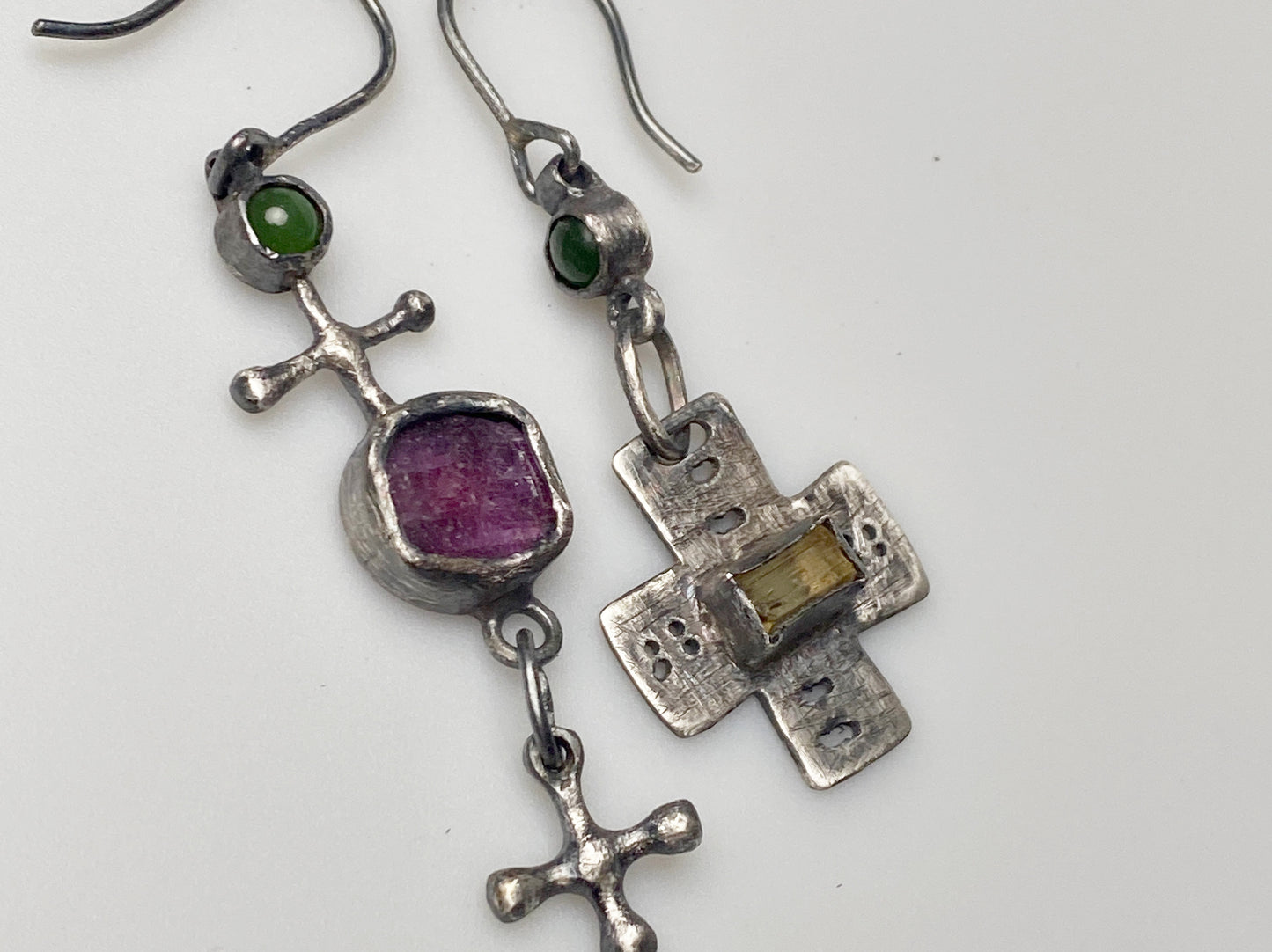 Charmes éclectiques Boucles d'oreilles en argent avec jade, rubis et scapolite