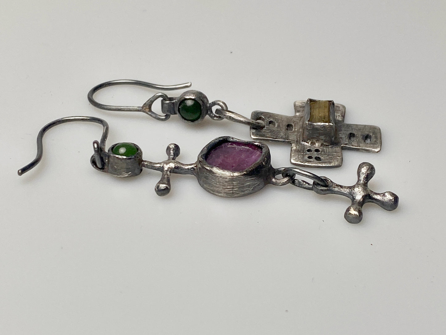 Charmes éclectiques Boucles d'oreilles en argent avec jade, rubis et scapolite