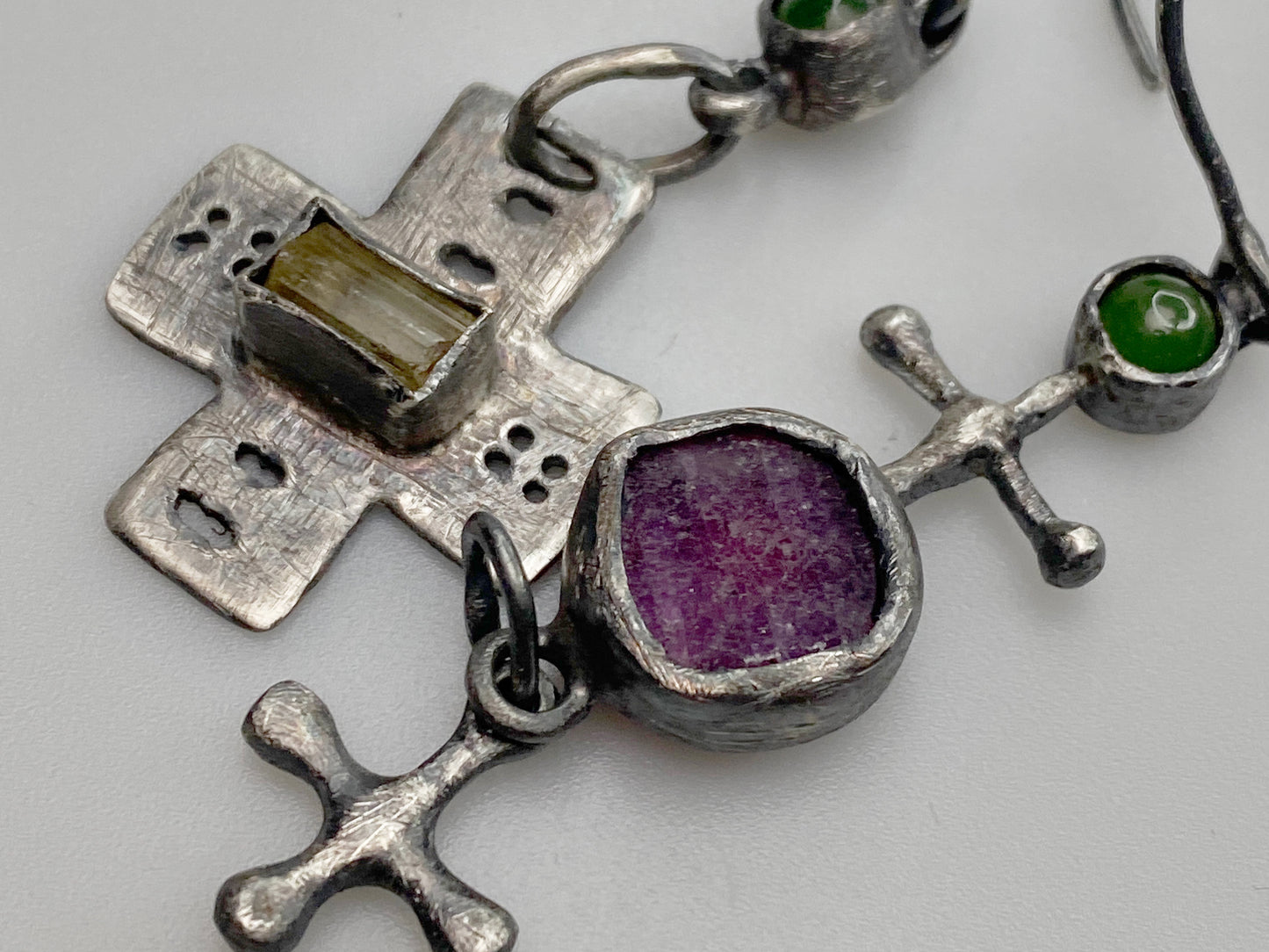 Charmes éclectiques Boucles d'oreilles en argent avec jade, rubis et scapolite