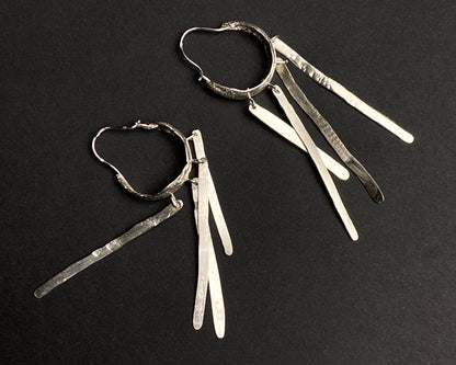 Boucles d'oreilles pendantes en argent texturé intemporelles