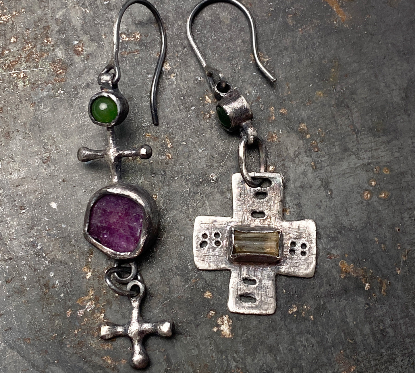 Charmes éclectiques Boucles d'oreilles en argent avec jade, rubis et scapolite