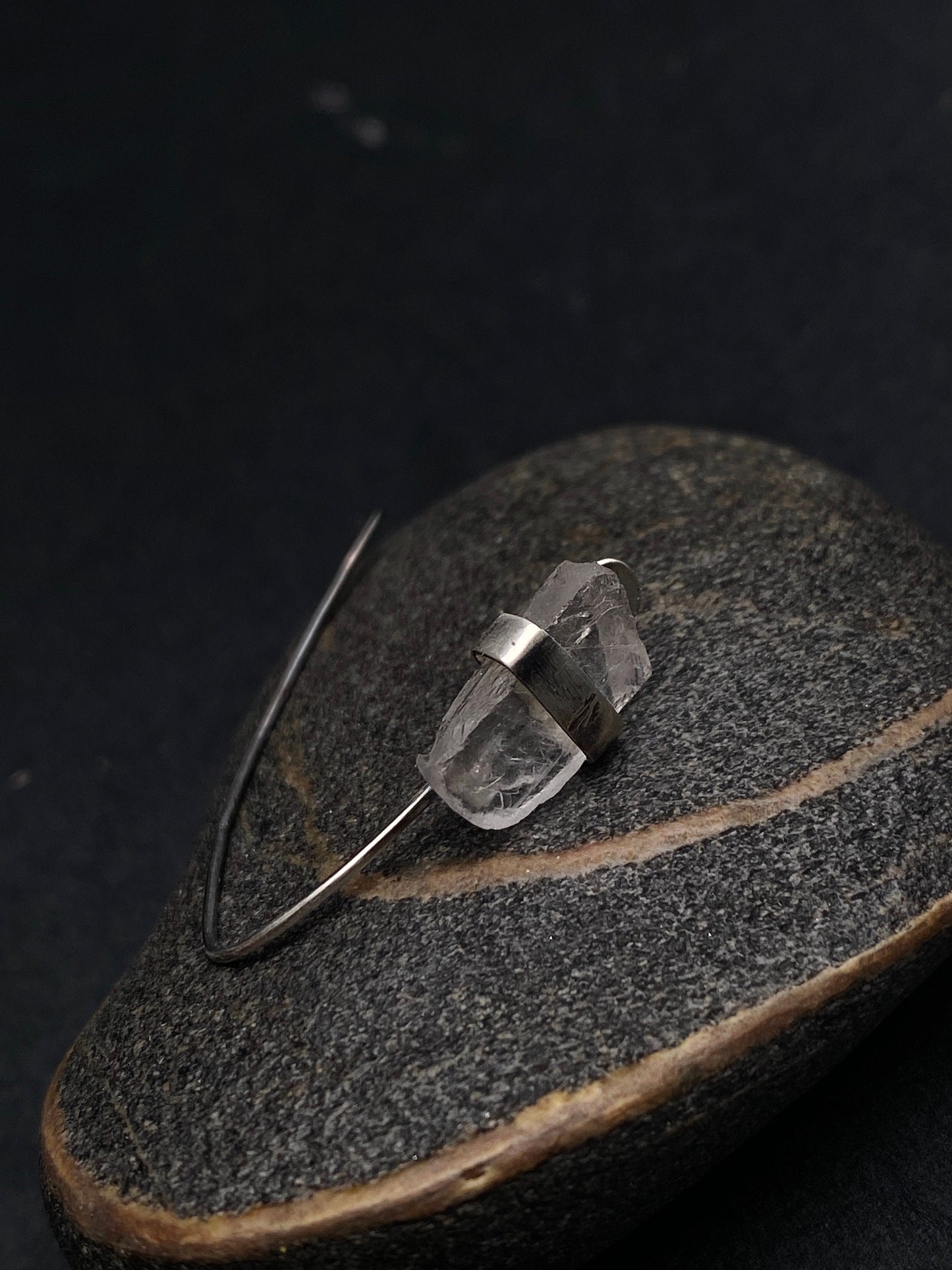 Petite et légère boucle d'oreille mono avec quartz brut, façonnée à la main en argent sterling oxydé.