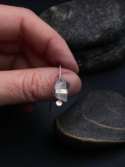 Petite et légère boucle d'oreille mono avec quartz brut, façonnée à la main en argent sterling oxydé.