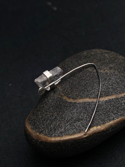 Petite et légère boucle d'oreille mono avec quartz brut, façonnée à la main en argent sterling oxydé.